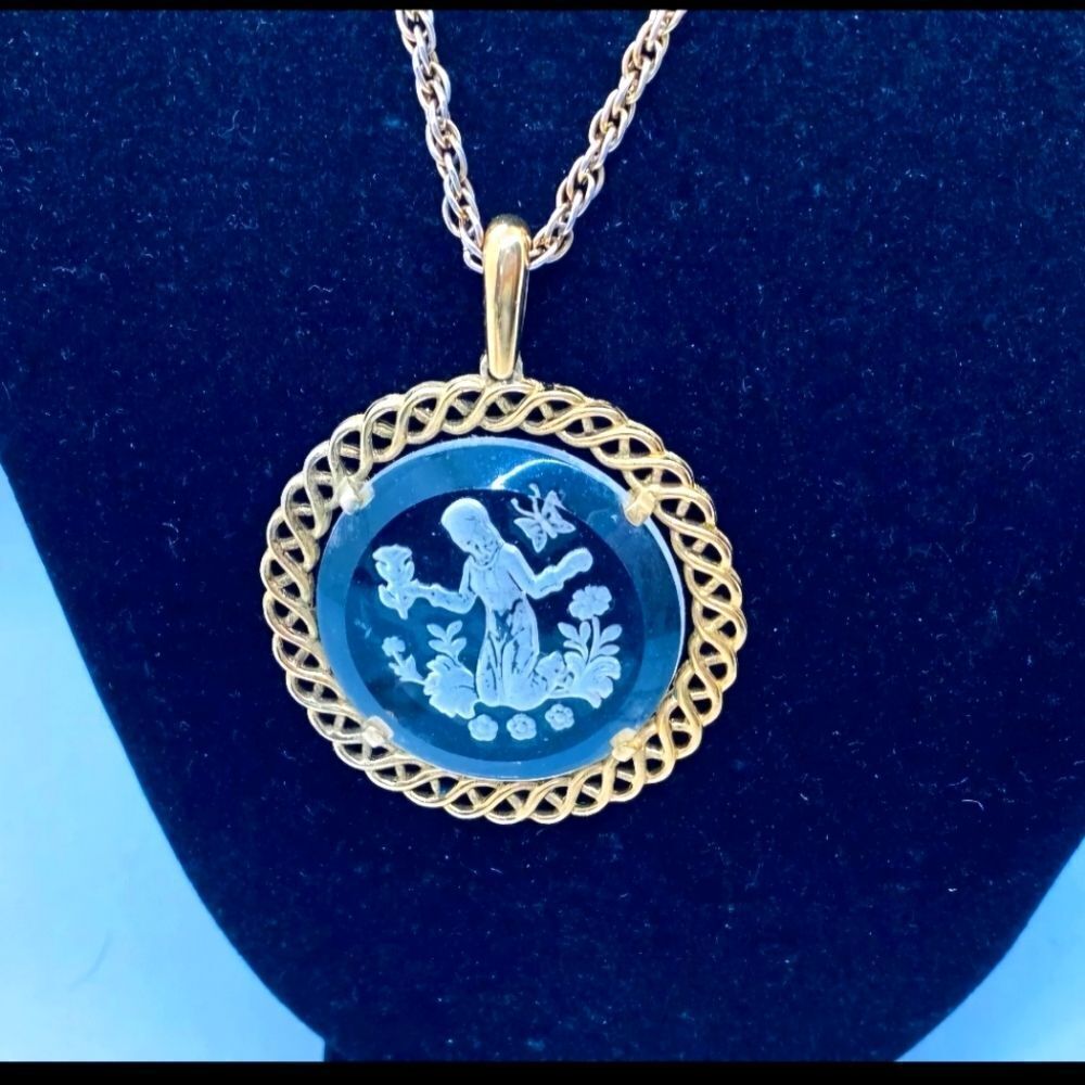 VTG. CROWN TRIFARI INTAGLIO VIRGO THE VIRGIN GOLD TONE TWISTED NECKLACE